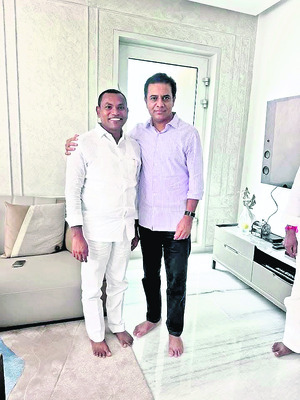కేటీఆర్ను కలిసిన రేగా1