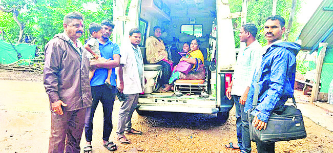 అమ్మవారికి కలెక్టర్ దంపతుల పూజలు1