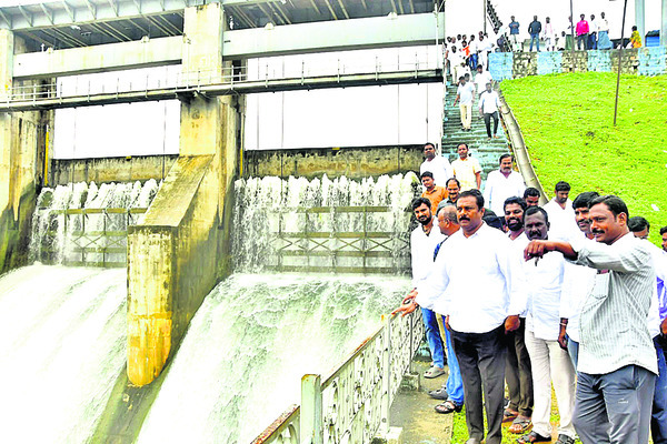 కడెం నిలబడింది1