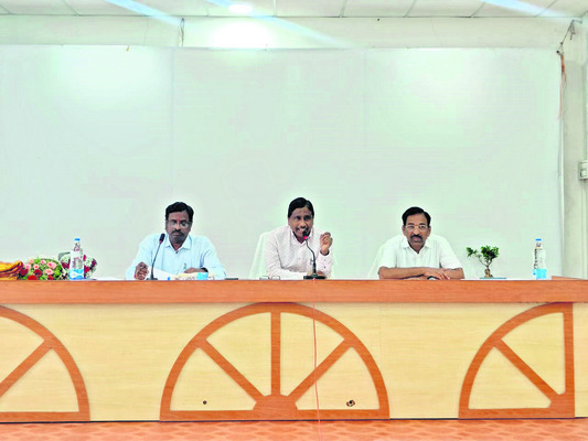 జీరో విద్యుత్ ప్రమాదాలే లక్ష్యంగా పనిచేయాలి1