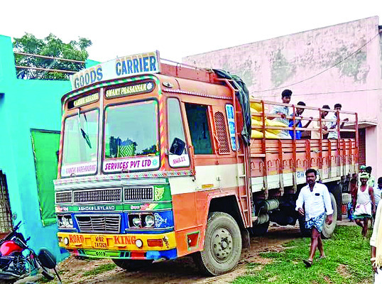 ‘పచ్చ’ నేత గోదాములో యూరియా అన్లోడ్ 1