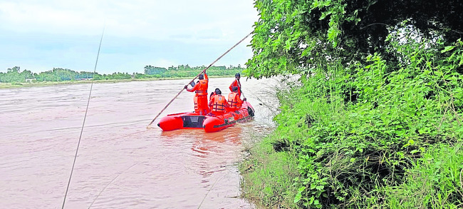 నదిలో గాలింపు 1