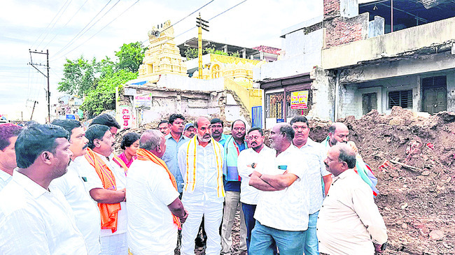 రోడ్డు పనులు పరిశీలన2