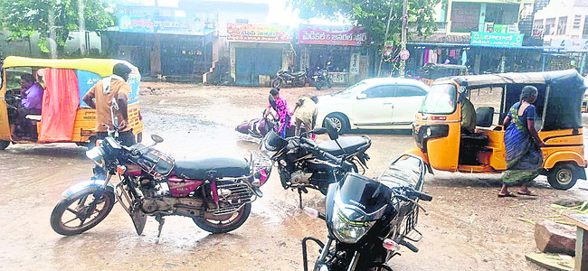 రోడ్డు గుంతలమయం..1