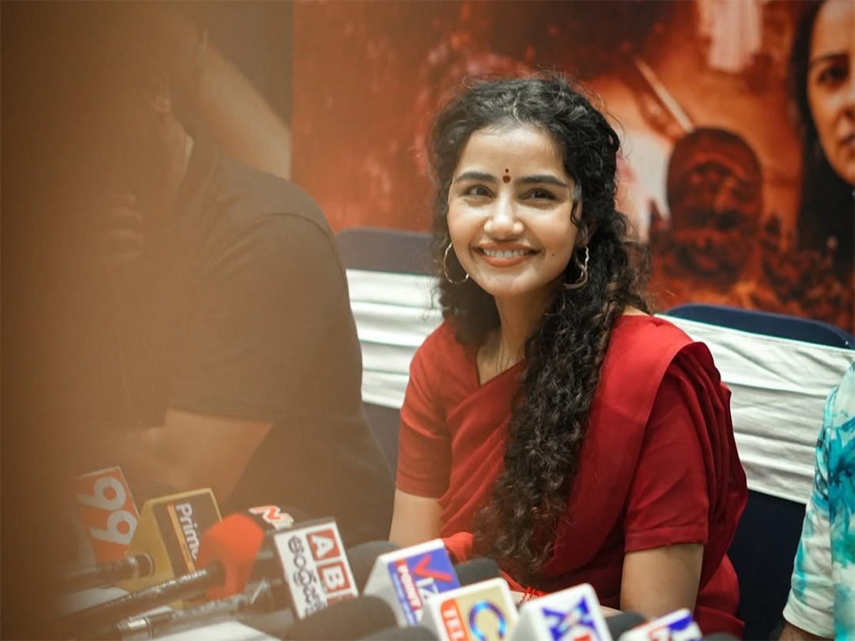 Anupama Parameswaran Gets Emotional at Parada Movie Press Meet11