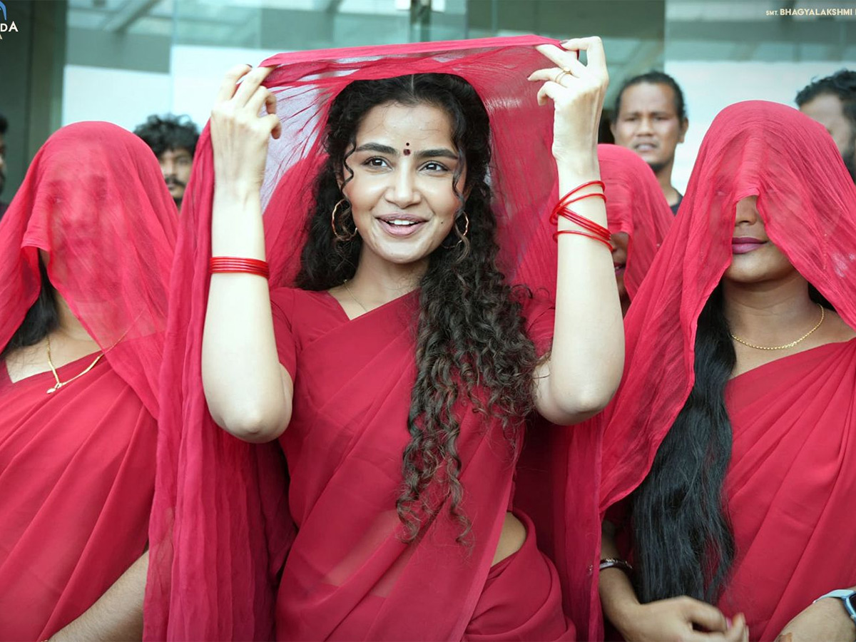 Anupama Parameswaran Gets Emotional at Parada Movie Press Meet13