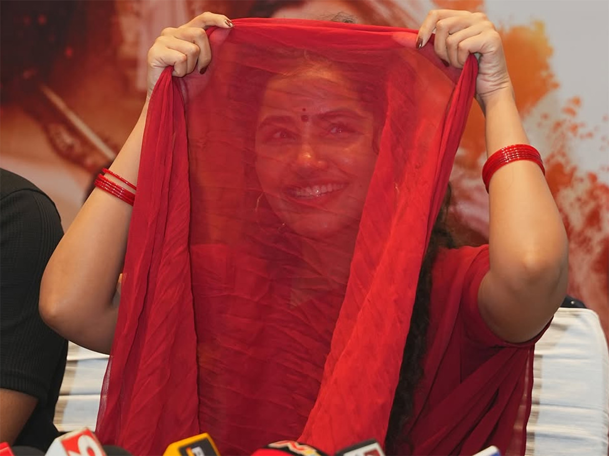 Anupama Parameswaran Gets Emotional at Parada Movie Press Meet14
