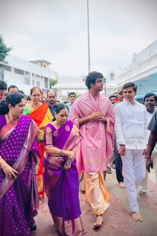 KCR Wife Shobamma And Himanshu Visits Vemulawada Temple Photos3
