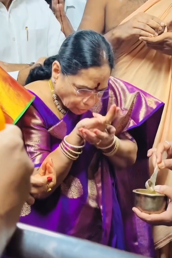 KCR Wife Shobamma And Himanshu Visits Vemulawada Temple Photos12