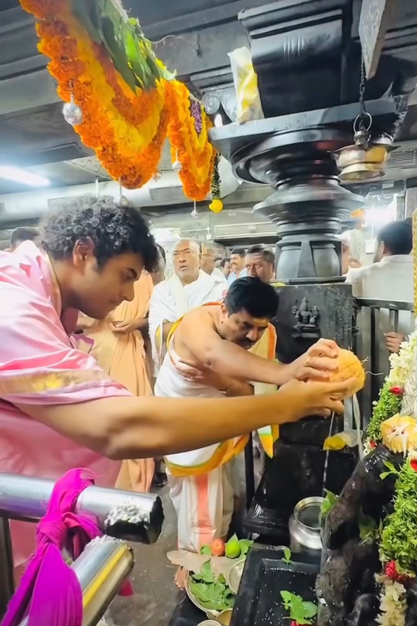 KCR Wife Shobamma And Himanshu Visits Vemulawada Temple Photos13