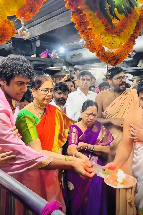 KCR Wife Shobamma And Himanshu Visits Vemulawada Temple Photos14