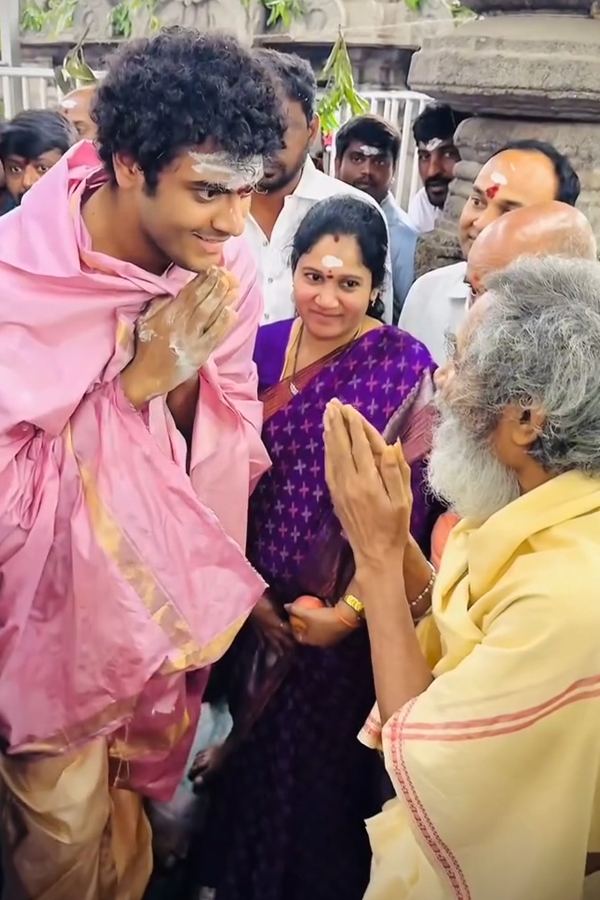 KCR Wife Shobamma And Himanshu Visits Vemulawada Temple Photos15
