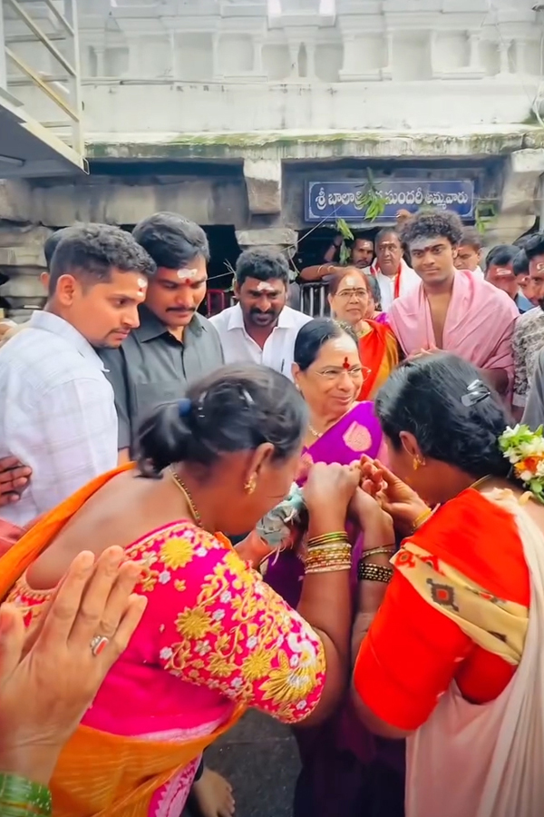 KCR Wife Shobamma And Himanshu Visits Vemulawada Temple Photos16