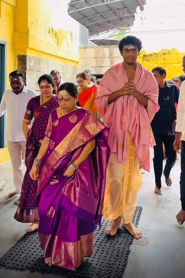 KCR Wife Shobamma And Himanshu Visits Vemulawada Temple Photos17