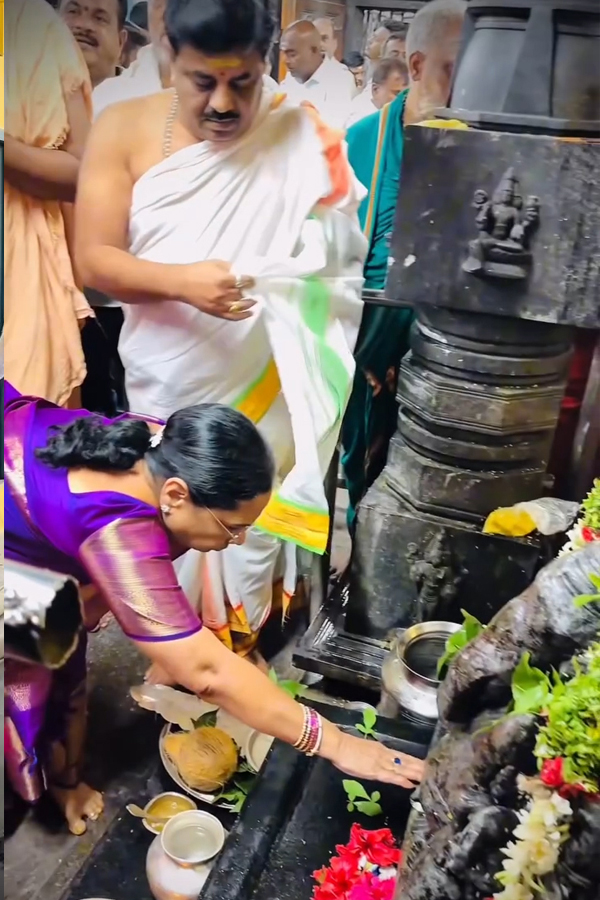 KCR Wife Shobamma And Himanshu Visits Vemulawada Temple Photos18