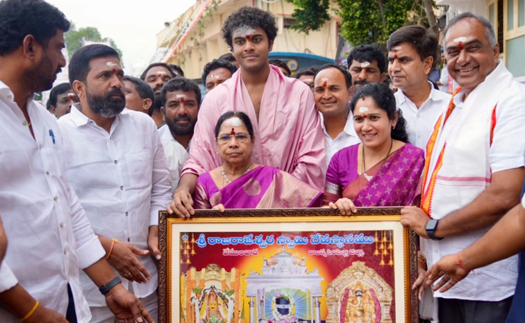 KCR Wife Shobamma And Himanshu Visits Vemulawada Temple Photos19