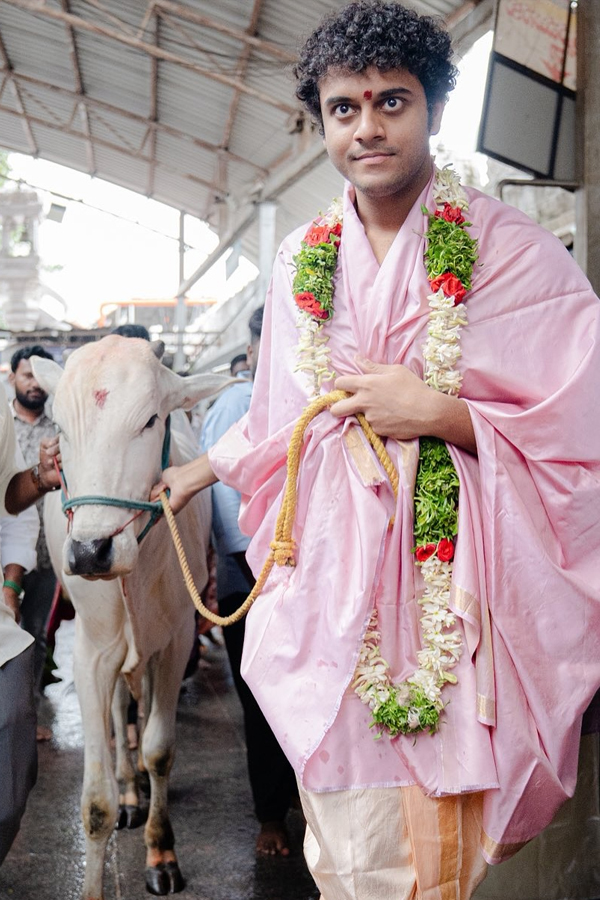 KCR Wife Shobamma And Himanshu Visits Vemulawada Temple Photos20