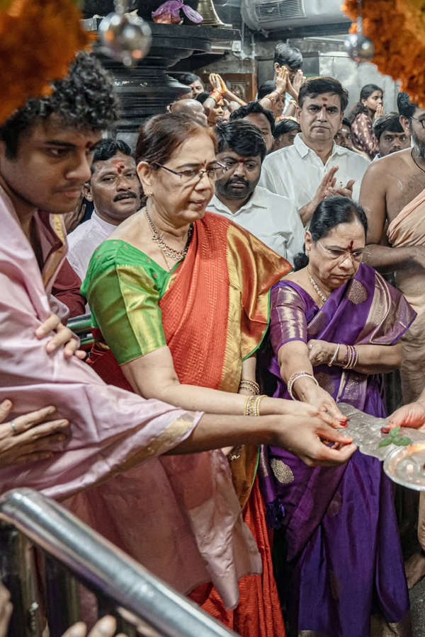 KCR Wife Shobamma And Himanshu Visits Vemulawada Temple Photos21