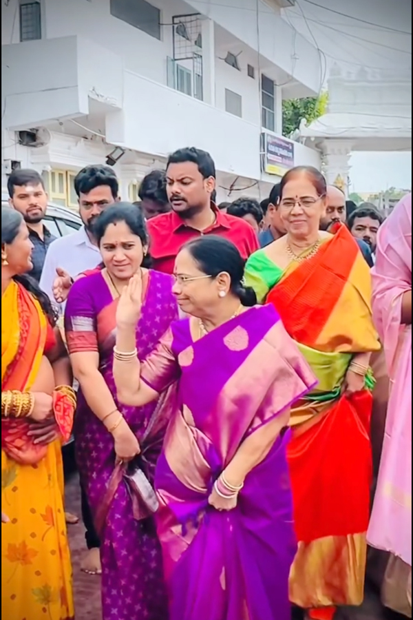 KCR Wife Shobamma And Himanshu Visits Vemulawada Temple Photos4