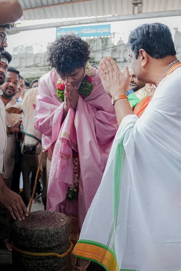 KCR Wife Shobamma And Himanshu Visits Vemulawada Temple Photos22
