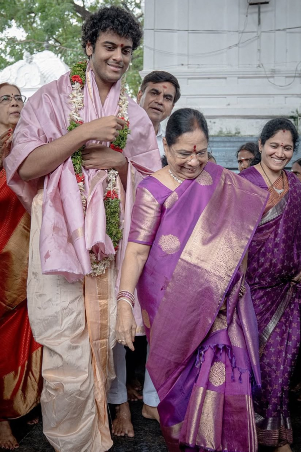 KCR Wife Shobamma And Himanshu Visits Vemulawada Temple Photos2