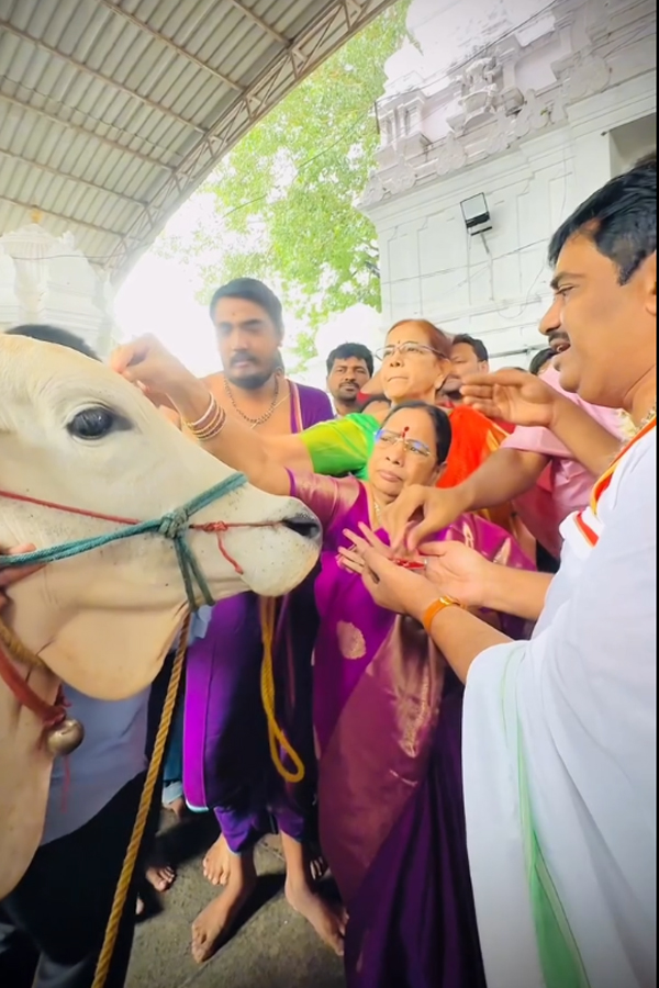 KCR Wife Shobamma And Himanshu Visits Vemulawada Temple Photos5
