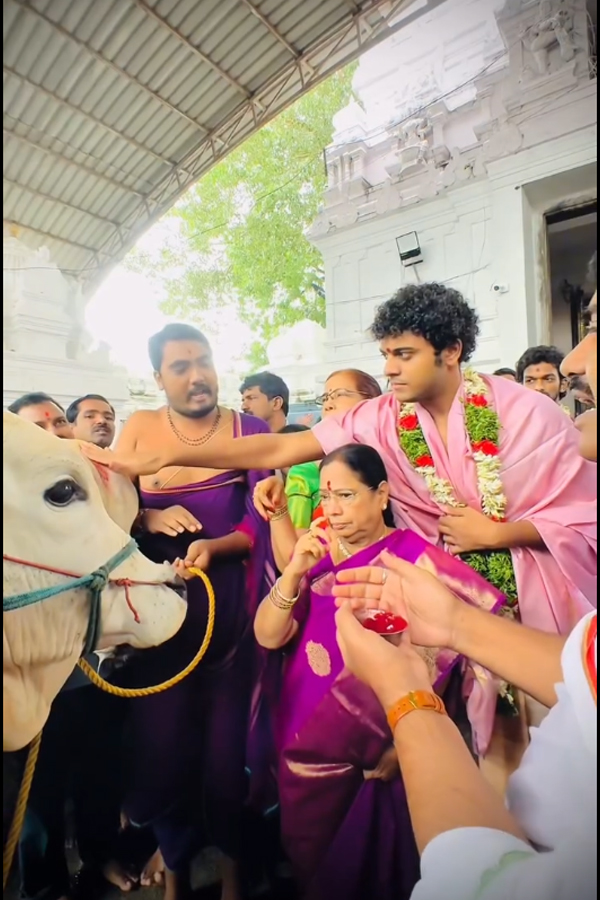 KCR Wife Shobamma And Himanshu Visits Vemulawada Temple Photos6