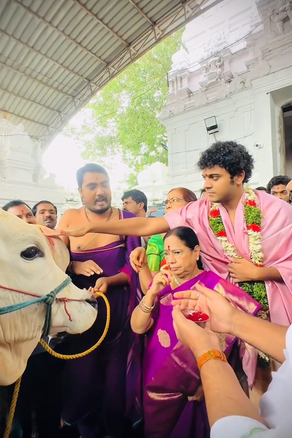 KCR Wife Shobamma And Himanshu Visits Vemulawada Temple Photos8