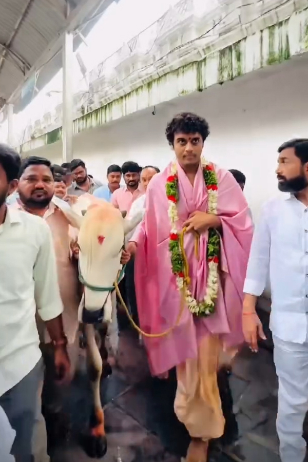 KCR Wife Shobamma And Himanshu Visits Vemulawada Temple Photos9