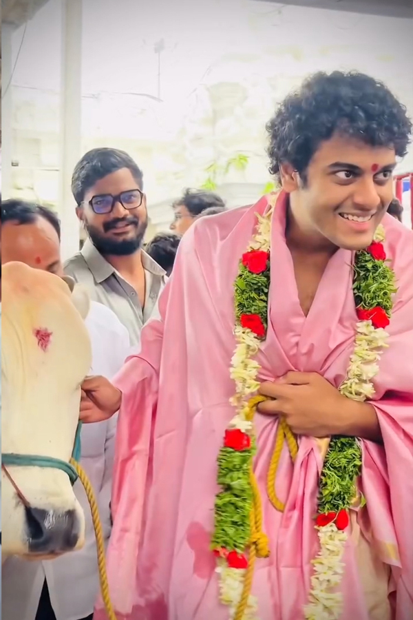 KCR Wife Shobamma And Himanshu Visits Vemulawada Temple Photos10