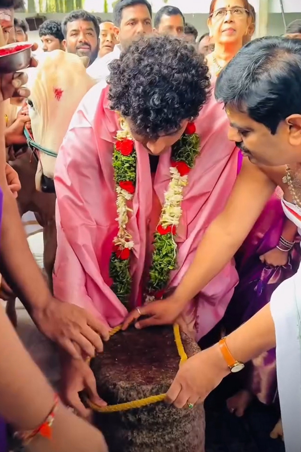 KCR Wife Shobamma And Himanshu Visits Vemulawada Temple Photos11
