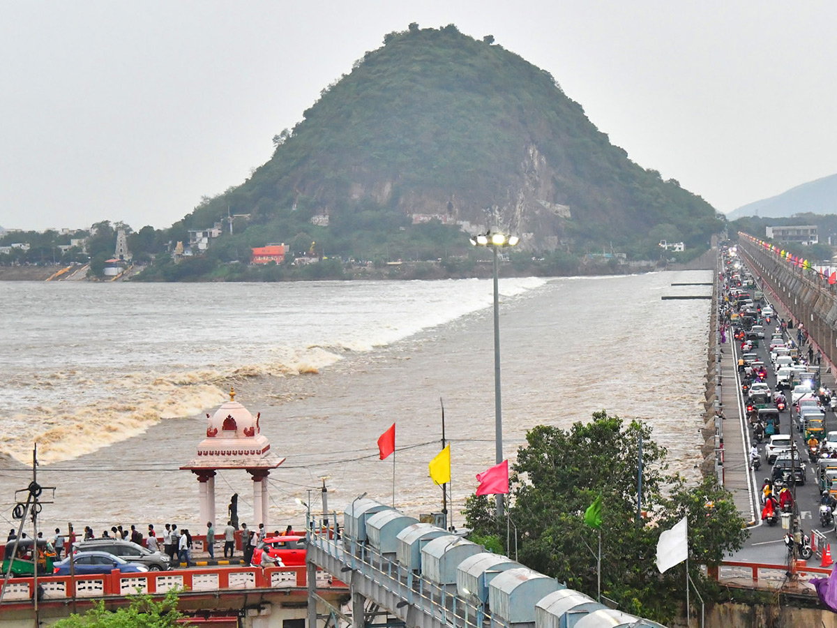 Vijayawada Praksam Barrage Floods11