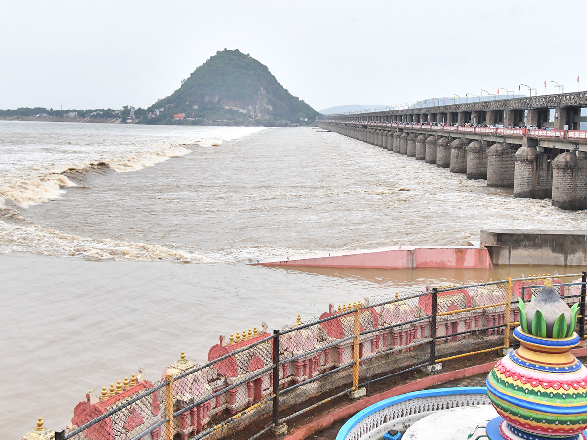 Vijayawada Praksam Barrage Floods12