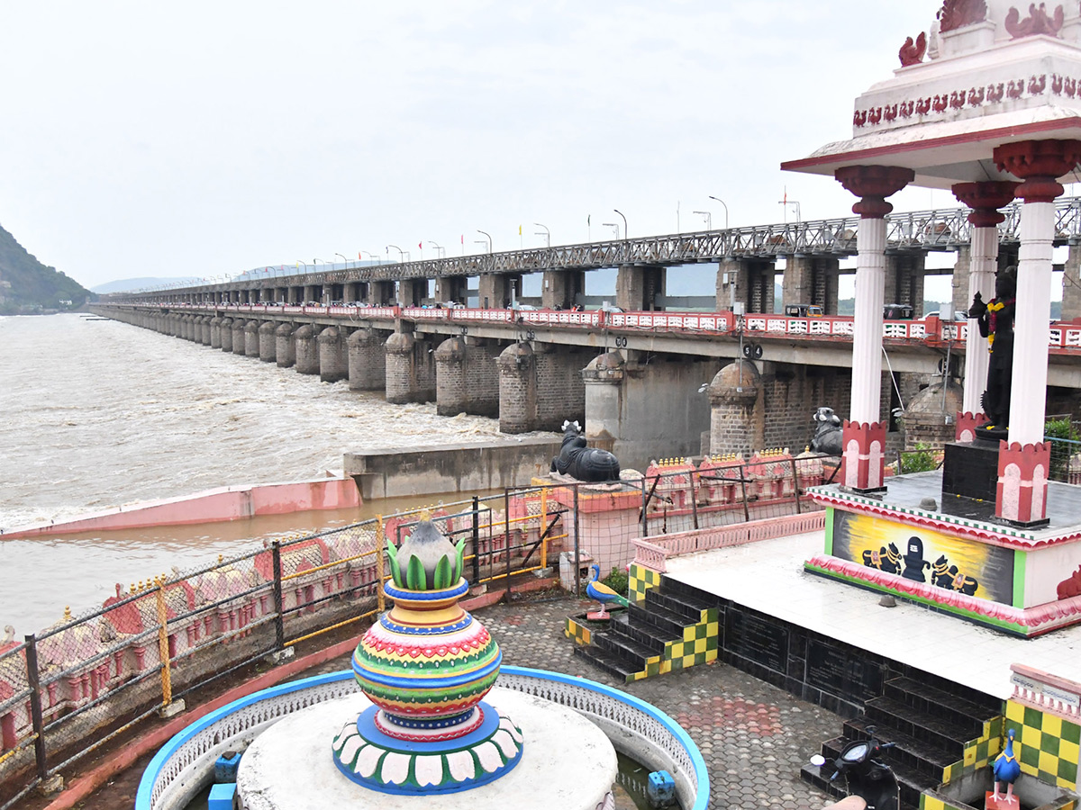 Vijayawada Praksam Barrage Floods13