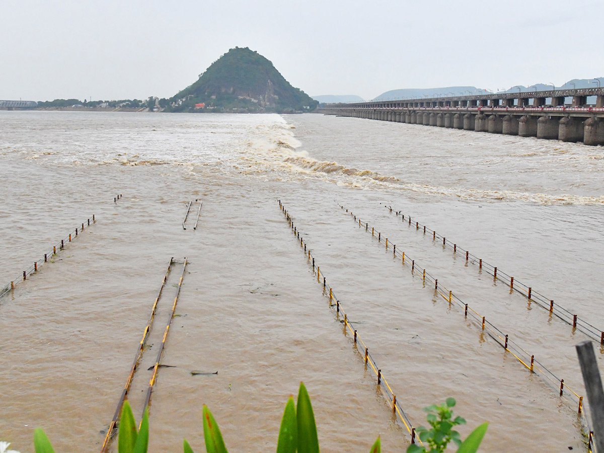 Vijayawada Praksam Barrage Floods15