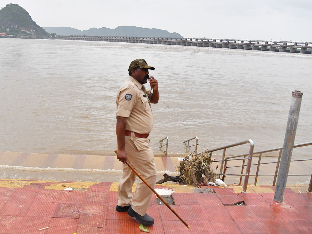Vijayawada Praksam Barrage Floods16