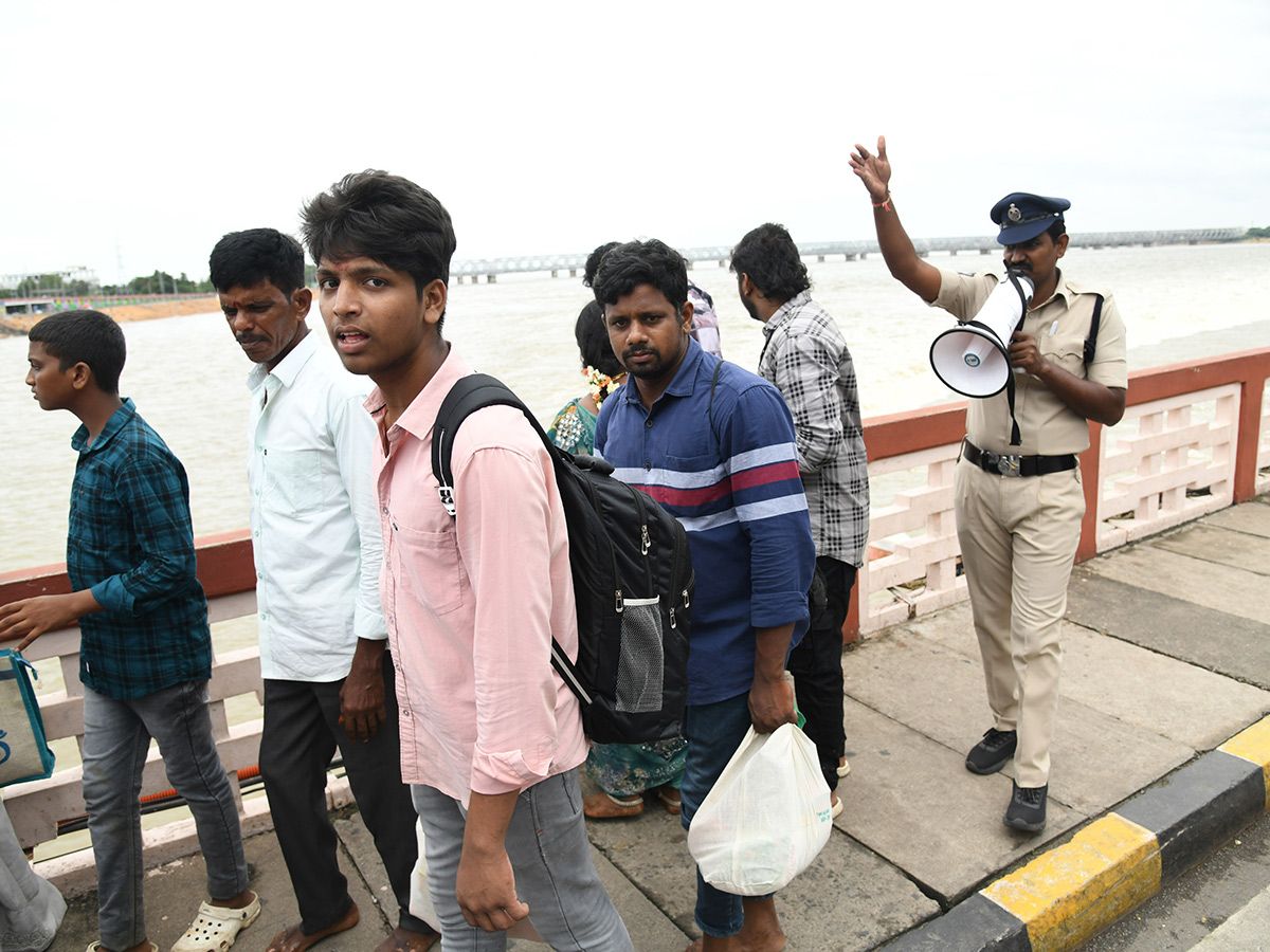 Vijayawada Praksam Barrage Floods4