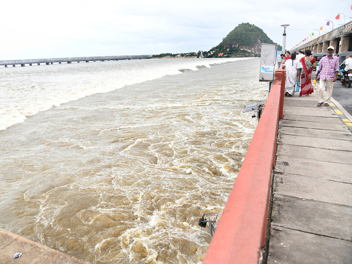 Vijayawada Praksam Barrage Floods5