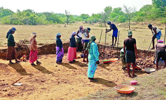 ఉపాధిలో మాయాజాలం 
1