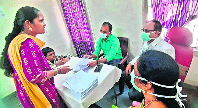 రెండు చేతులూ పనిచేయవు
1