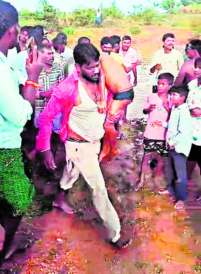 ఆకాశం వైపు చూస్తూ ‘చందమామ రావే.. జాబిల్లి రావే’ అని పాట5