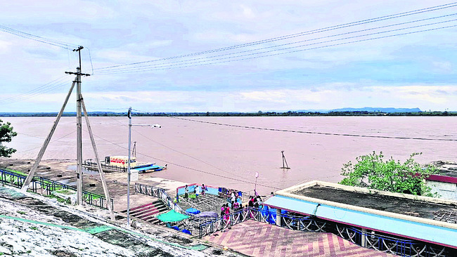 ఉప్పొంగిన గోదావరి1