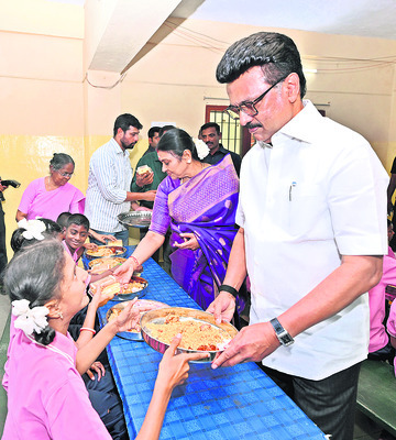సేవా కార్యక్రమాల్లో స్టాలిన్‌ దంపతులు 2
