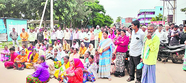 యూరియా కోసం రోడ్డెక్కిన రైతన్న2