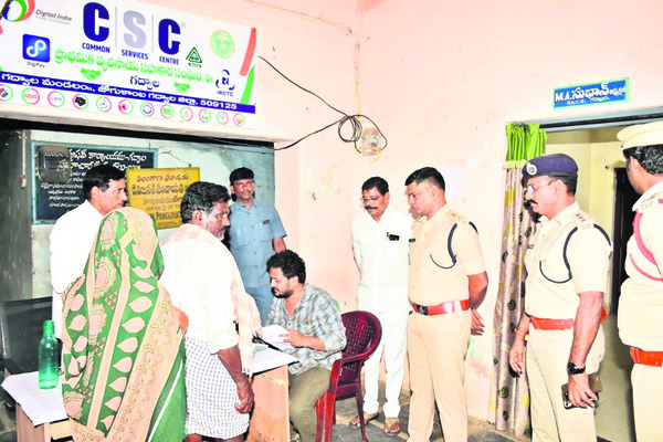 యూరియా కోసం రోడ్డెక్కిన రైతులు 1