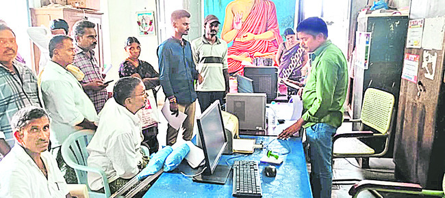 పింఛన్ల పంపిణీలో1
