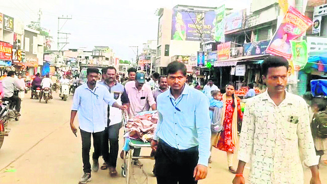 బస్సు చక్రాలు ఎక్కడంతో మహిళకు తీవ్ర గాయాలు1