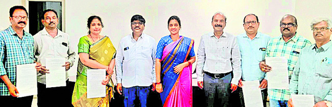 జెడ్పీ ఉద్యోగులకు ప్రమోషన్లు1