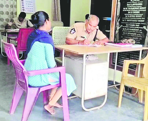 భర్త ఆచూకీ లేడు.. అత్తమామలు వేధిస్తున్నారు 1