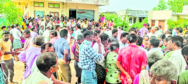 క్యూలో ఉన్నా అందని యూరియా2